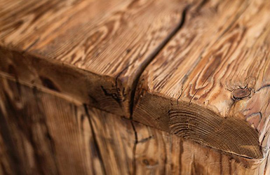 stare drewno ręcznie ciosane stare belki